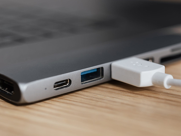 深圳富豪盛塑膠適配器電源注塑加工案例